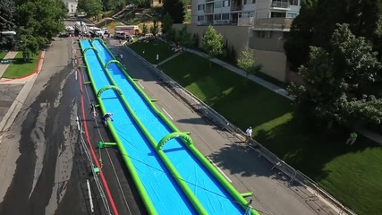 Водна пързалка по улиците на града
