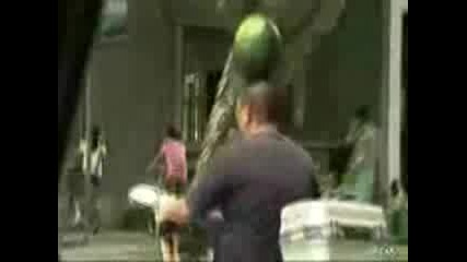 Човекът добре балансира а ?