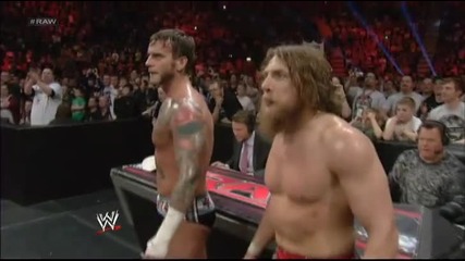 Wwe Raw См Пънк и Даниел Брайън срещу Щит Handicap Match 11.11.2013
