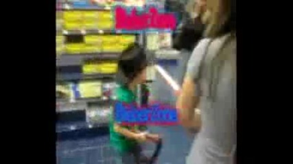 Дете бие с камшик Justin Bieber & Selena Gomes 