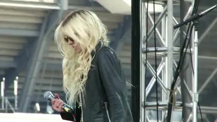 Taylor Momsen about to throw up on stage ! ! Since Youre Gone 