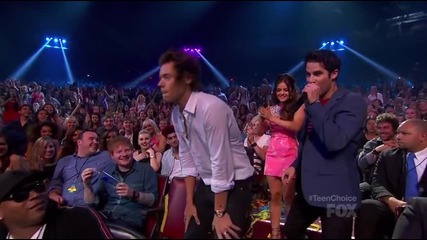 Хари Стайлс покзва как се twerk-ва по време на Teen Choice Awards 2013