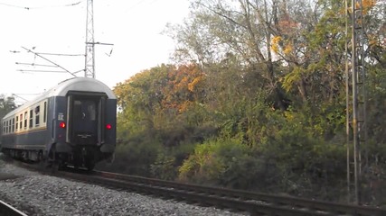 Бв7622 с 2 допълнителни международни вагони.