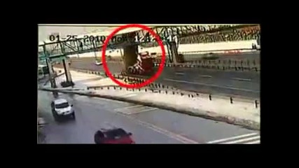 Потресаващо! Мост се срина под камион !