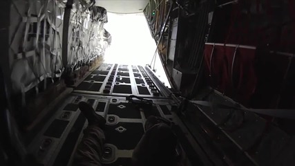 Самолет C-130j Super Hercules, десантира товари над Авганистан,страхотна гледка!!!