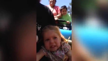 Момиченце се качва на екстремно влакче за първи път