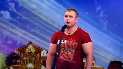 Охранител вдигна публиката на крака с изпълнението си - Молдова търси талант