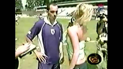 Секси репортерка си сваля гащите пред цял стадион