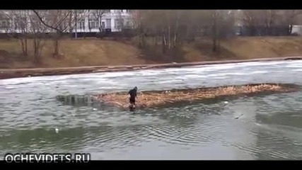 Хора геройски спасяват куче, останало в средата на разтопено езеро