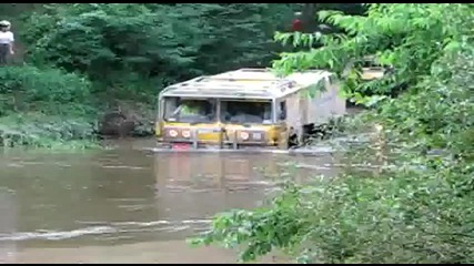 Камион пресича река