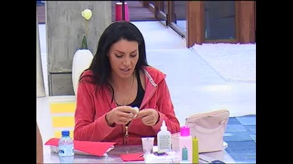 Златка прави маникюр на Орлин