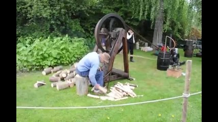 Много яка самоделна машина за цепене на дърва!