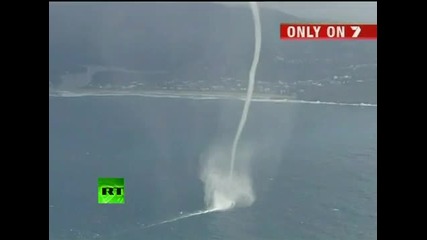 Amazing waterspout 'tornado' caught on camera off Australia_(360p)