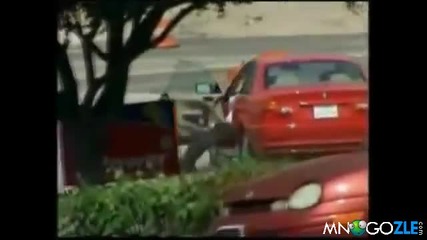 Мъж спасява кола в движение