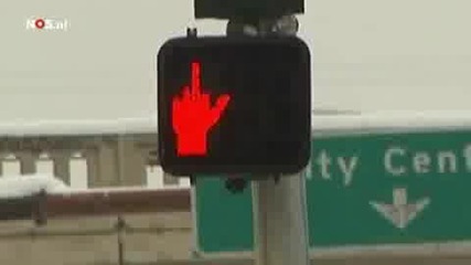 Светофар показва среден пръст на шофьорите... (смях) 