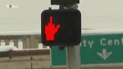 Светофар показва среден пръст на шофьорите... (смях)