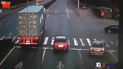 Шофьор на камион прави добра маневра, за да избегне удар