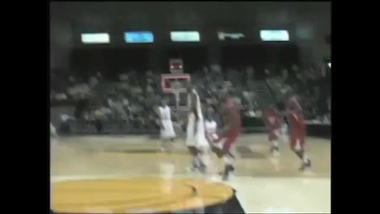 Баскетболист вкарва от центъра в последната секунда 