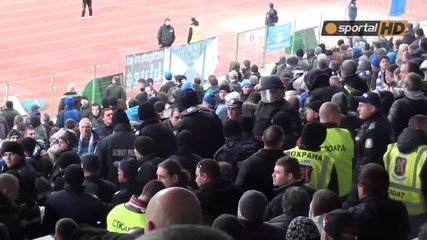 Феновете на Левски атакуваха ложите в сектор "а" след гола на Бадема
