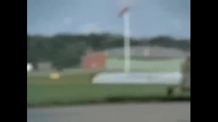 Пилот Приземява Самолет На Едно Крило