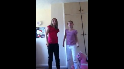 2 момичета се излагат като се упитват да пеят "рибешки Мечти"
