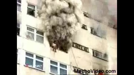 ужас хората скачат от горяща сграда