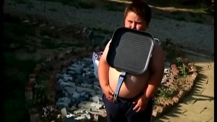 Хърватското момче-магнит може да носи до 25 кг. метални предмети залепени по тялото си