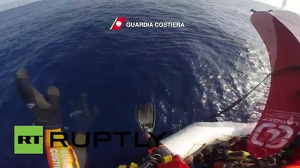 Italy: Coast Guard rescues 236 refugees in the Med