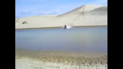 Атв минава през езеро