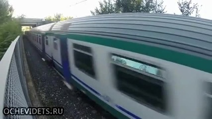 Лудак ляга на релсите и влака минава над него