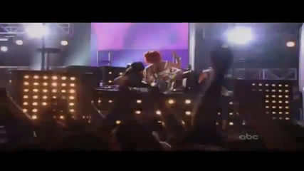 Невероятно изпълнение! Rihanna And Britney Spears - S & M Billboard Music Awards 2011