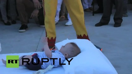 Годишен фестивал по прескачане на бебета в Испания