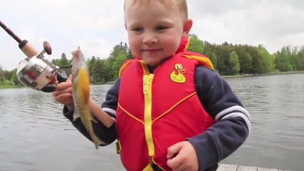Малко момченце се радва на първата си уловена риба