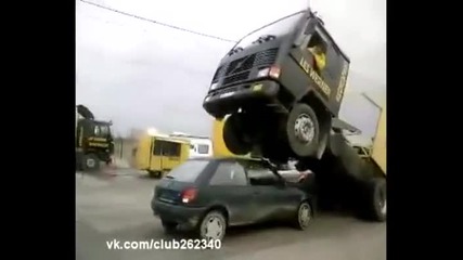 Камион върху кола
