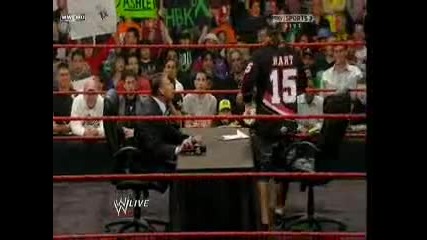 Bret Hart и Vince Mcmahon подписват договора си [ Raw 15.03.10]