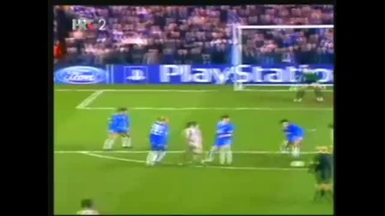 Ronaldinho Се Гаври Със Защитник 