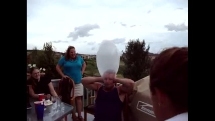 Мъж гърми презерватив върху главата си !!! 