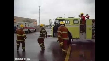Танцът на пожарникарите ! 
