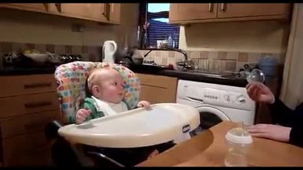 Смешното бебето смее се търси баща си