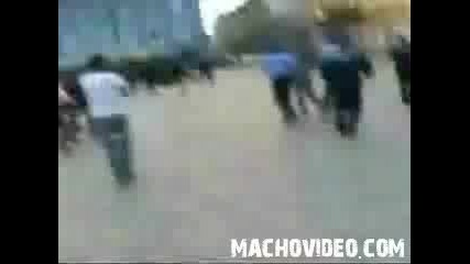 Полицай Пада Докато Бяга 
