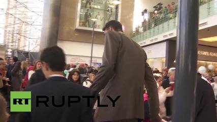 Russia: World’s tallest man & smallest woman arrive in Moscow