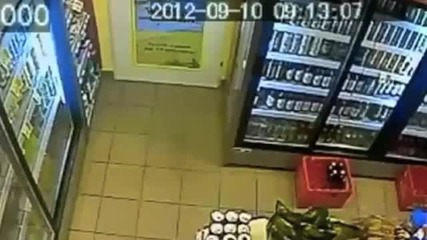 Монахиня хваната от камера в магазин как краде бира :d