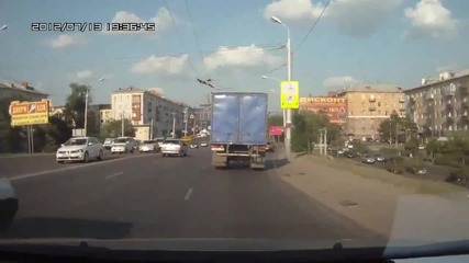 Смях ! Ето какво прави глупава жена шофьор в Русия :d