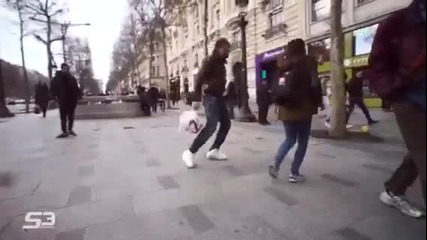 Момиче показва freestyle футболни умения на улицата