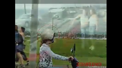 Внимание жени зад волана