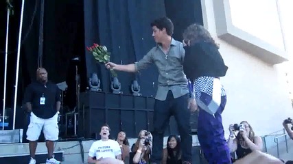 Момиченце подарява цветя на Джо,вместо на Ник !!!