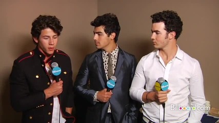 Jonas Brothers говорят за турнето си през 2010 и за Cambio 