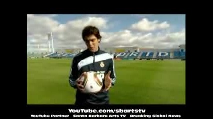 Рикардо Кака с топката на световното. 
