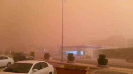Пясъчна буря прави пълен мрак над Саудитска Арабия