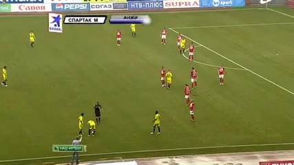 Valery Karpin tries to hold Roberto Carlos (spartak - Anzhi)